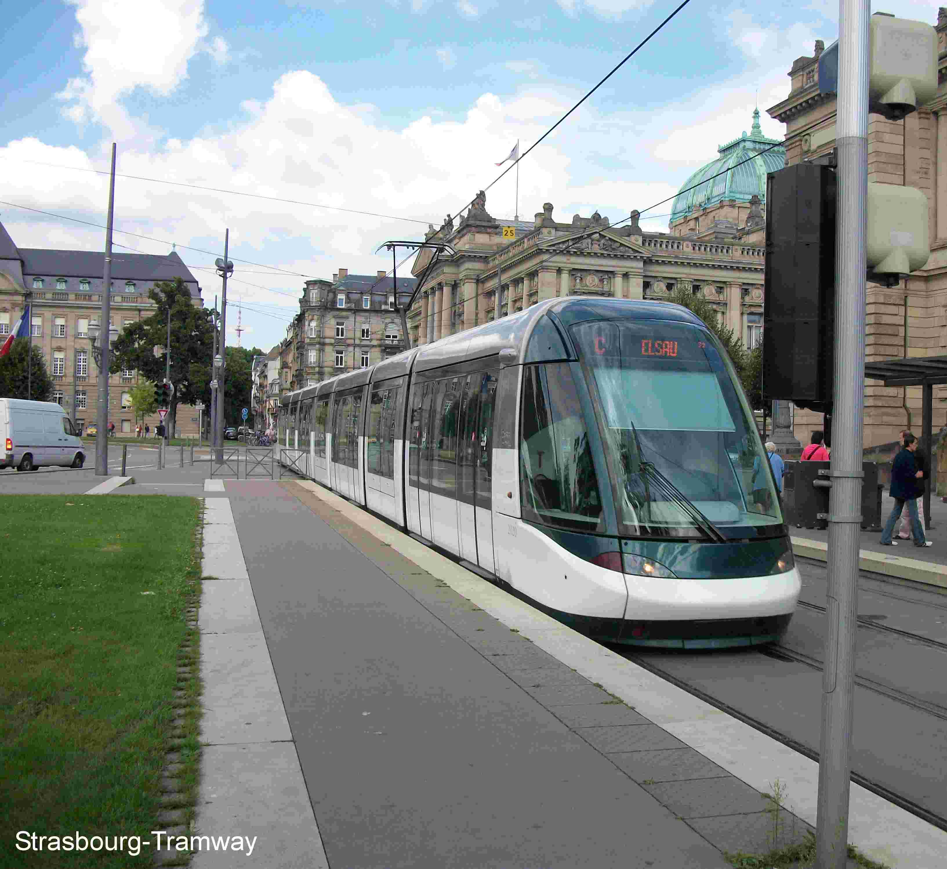 Arrivée de la rame Citadis n° 2020 en provenance de Robertsau Boecklin (ligne E) devenant C-Elsau à la bifurcation de République.